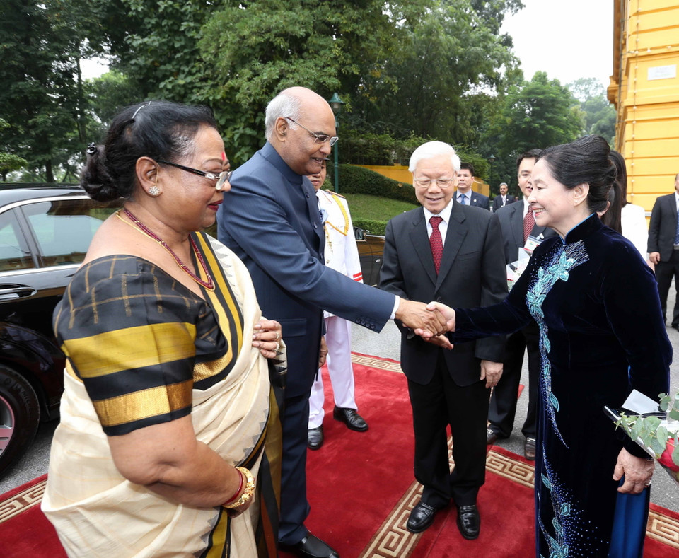 Tổng Bí thư, Chủ tịch nước Nguyễn Phú Trọng và Phu nhân đón Tổng thống Ấn Độ Ram Nath Kovind và Phu nhân. (Ảnh: Trí Dũng/TTXVN)
