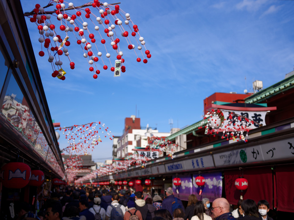 Các cửa hàng trang trí đón chào Năm mới tại Asakusa, Tokyo, Nhật Bản. (Ảnh: THX/TTXVN)