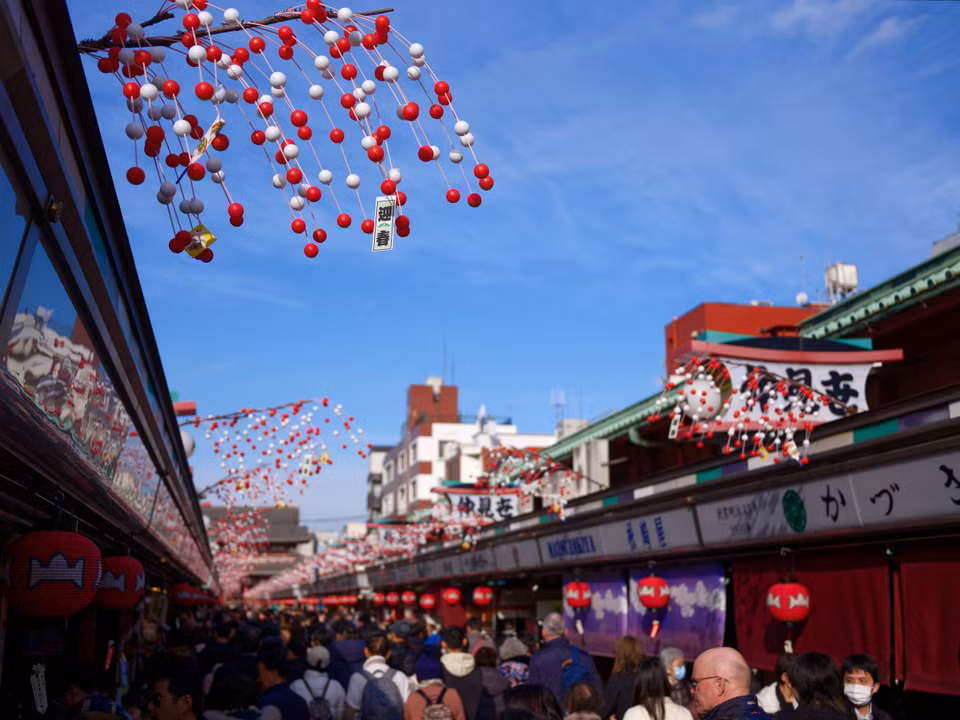 Các cửa hàng trang trí đón chào Năm mới tại Asakusa, Tokyo, Nhật Bản. (Ảnh: THX/TTXVN)