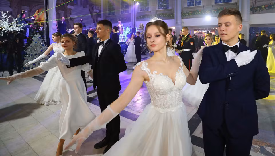 Các cặp đôi tham gia bữa tiệc chào đón Năm mới tại Minsk, Belarus. (Ảnh: THX/TTXVN)