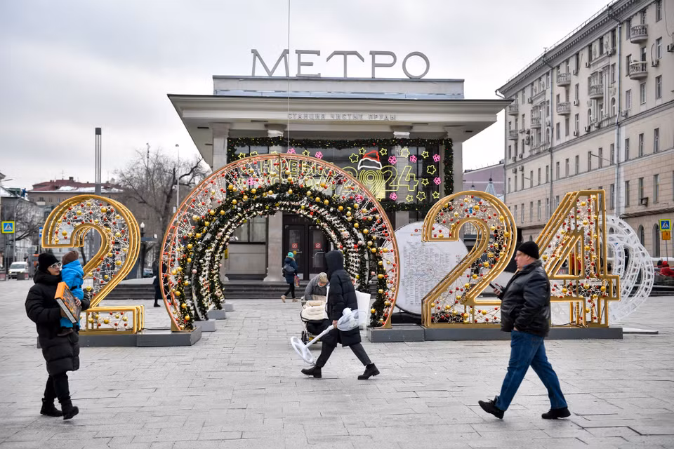 Trang trí chào đón Năm mới 2024 tại Moskva, Nga. (Ảnh: THX/TTXVN)