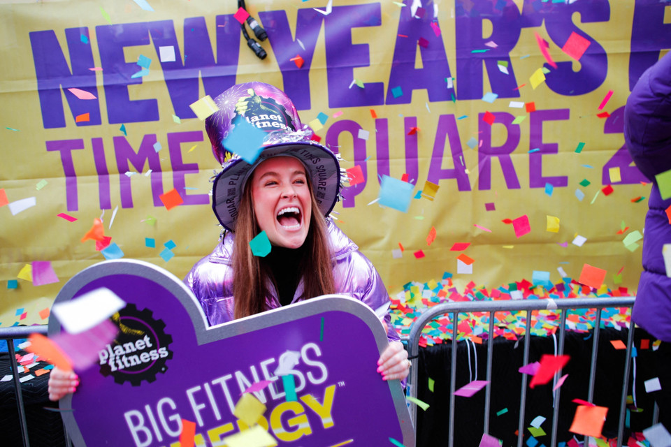 Hoa giấy bay trong lễ tổng duyệt ngày 29/12/2023 tại Quảng trường Thời đại ở New York, Mỹ. (Ảnh: AFP/TTXVN)