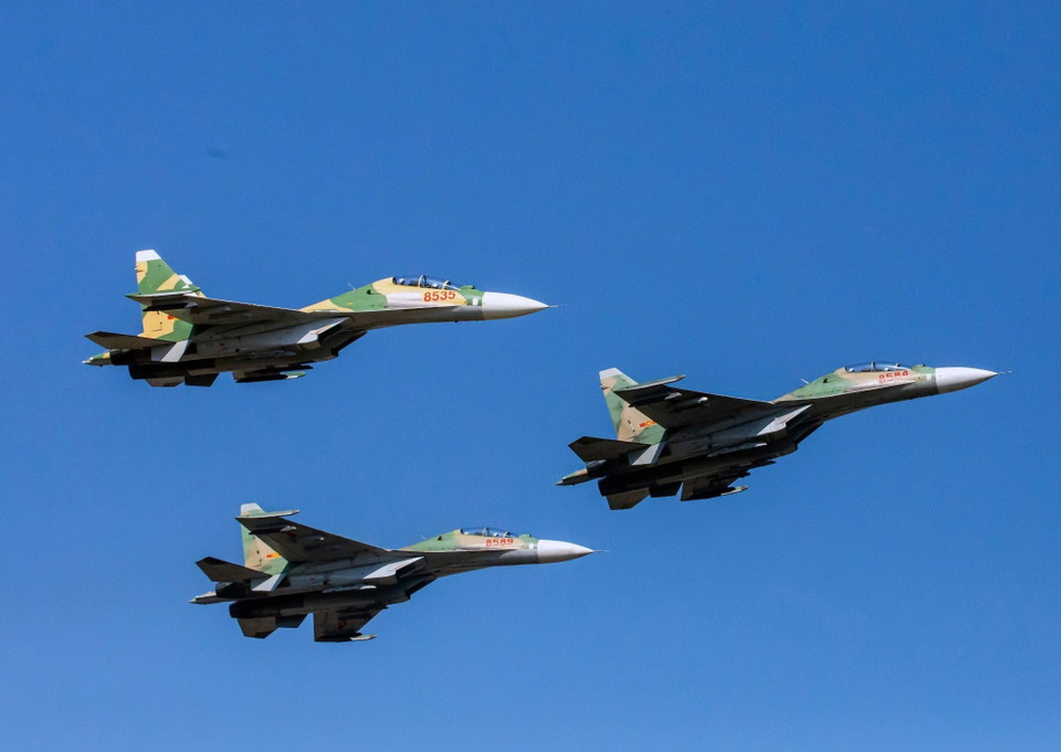 Su30-MK2 xuất phát từ sân bay Kép, tỉnh Bắc Giang, bay qua khán đài sân bay Gia lâm chào mừng lễ khai mạc. (Ảnh: TTXVN phát)