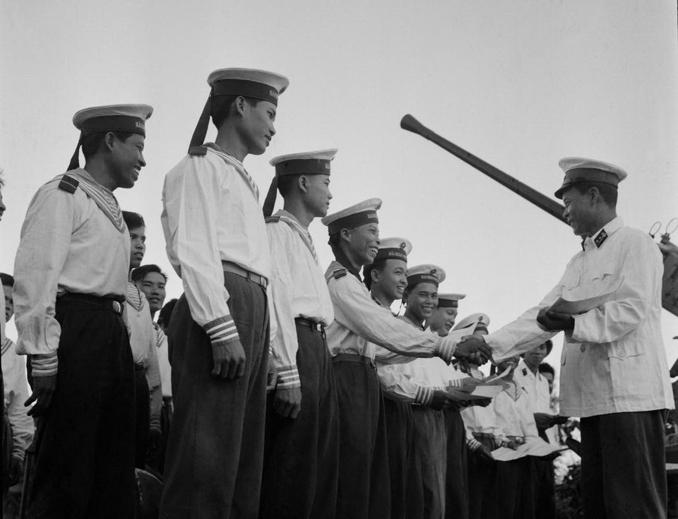 Những chiến sỹ Hải quân chiến thắng trong trận đánh đuổi tàu khu trục Maddox ngày 2/8/1964 được tặng Bằng khen của Quân chủng Hải quân. (Ảnh: Đoàn Tý/TTXVN)