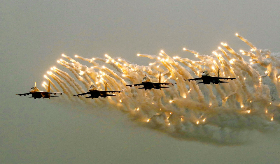 Su30-MK2 trình diễn ''Bắn đạn nhiễu bẫy tên lửa''​ tại lễ khai mạc. (Ảnh: TTXVN phát)