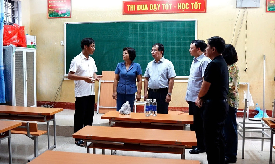 Phó Tổng giám đốc TTXVN Nguyễn Tuấn Hùng cùng lãnh đạo thành phố Yên Bái thăm một số phòng học đã được sửa chữa, khắc phục sau cơn bão số 3. (Ảnh: Tiến Khánh/TTXVN)