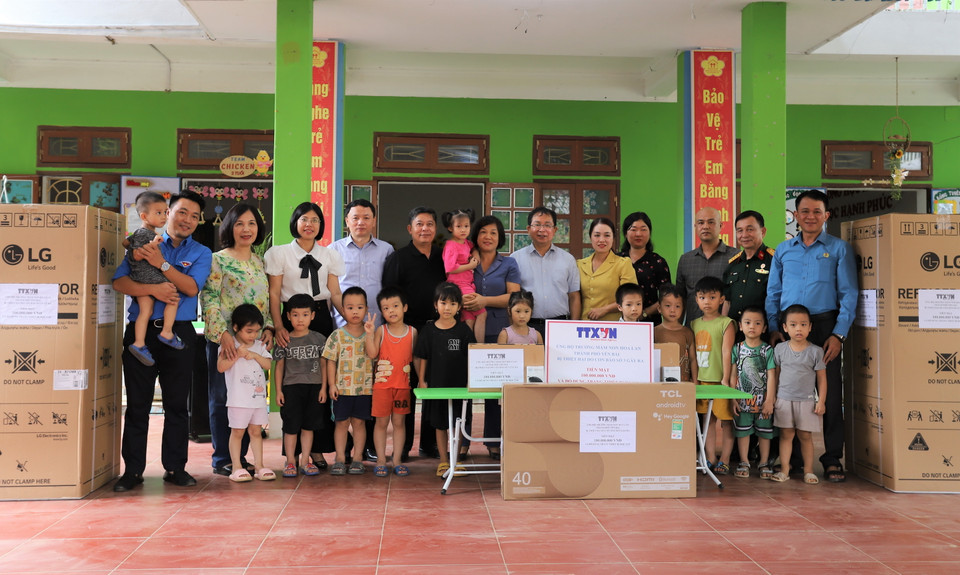 Đoàn công tác của TTXVN trao tặng mỗi trường 100 triệu đồng, cùng nhiều đồ dùng học tập và trang thiết bị dạy học, tổng giá trị hơn 230 triệu đồng. (Ảnh: Tiến Khánh/TTXVN)