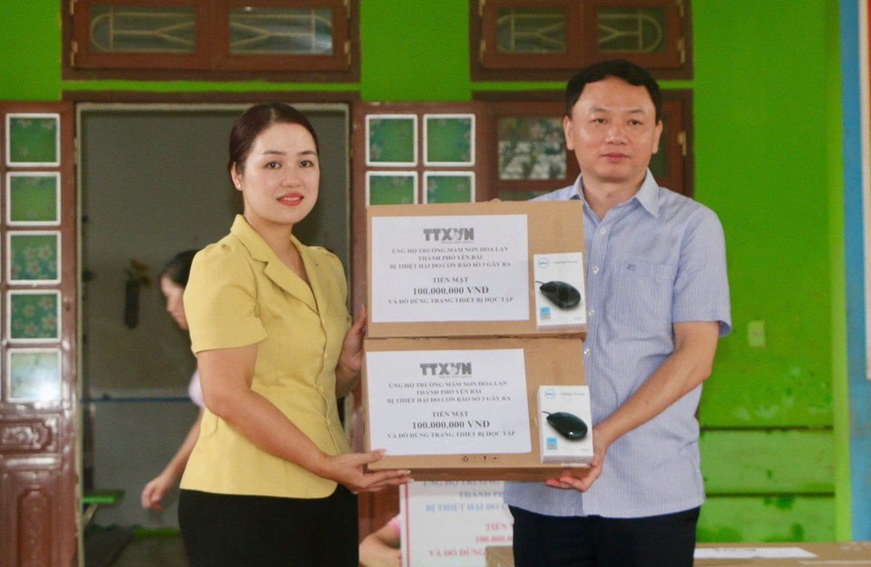 Trưởng Ban Tổ chức-Cán bộ, Chủ tịch Công đoàn TTXVN Đỗ Mạnh Chiến trao tặng 2 máy tính xách tay cho Trường Mầm non Hoa Lan, phường Hồng Hà, thành phố Yên Bái. (Ảnh: Tiến Khánh/TTXVN)