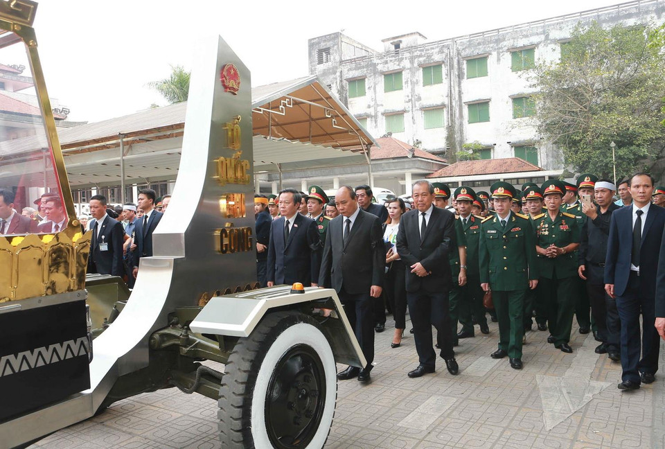 Thủ tướng Nguyễn Xuân Phúc, Trưởng ban Lễ tang và Phó Thủ tướng Thường trực Trương Hòa Bình đưa đồng chí Trung tướng Đồng Sỹ Nguyên về nơi an nghỉ cuối cùng. (Ảnh: Doãn Tấn/TTXVN)
