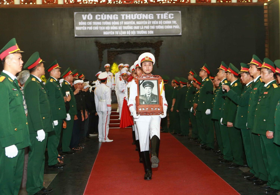 Lễ truy điệu và đưa tang đồng chí Trung tướng Đồng Sỹ Nguyên. Ảnh: Doãn Tấn/TTXVN)