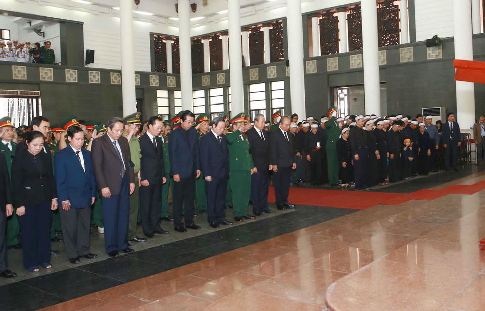 Thủ tướng Nguyễn Xuân Phúc, Trưởng ban Lễ tang và các đại biểu dành một phút mặc niệm tại Lễ truy điệu và đưa tang đồng chí Trung tướng Đồng Sỹ Nguyên. (Ảnh: Doãn Tấn/TTXVN)