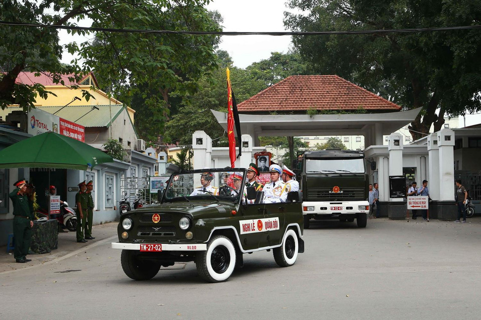 Đoàn xe đưa linh cữu đồng chí Trung tướng Đồng Sỹ Nguyên về nới an nghỉ cuối cùng . (Ảnh: Doãn Tấn/TTXVN)