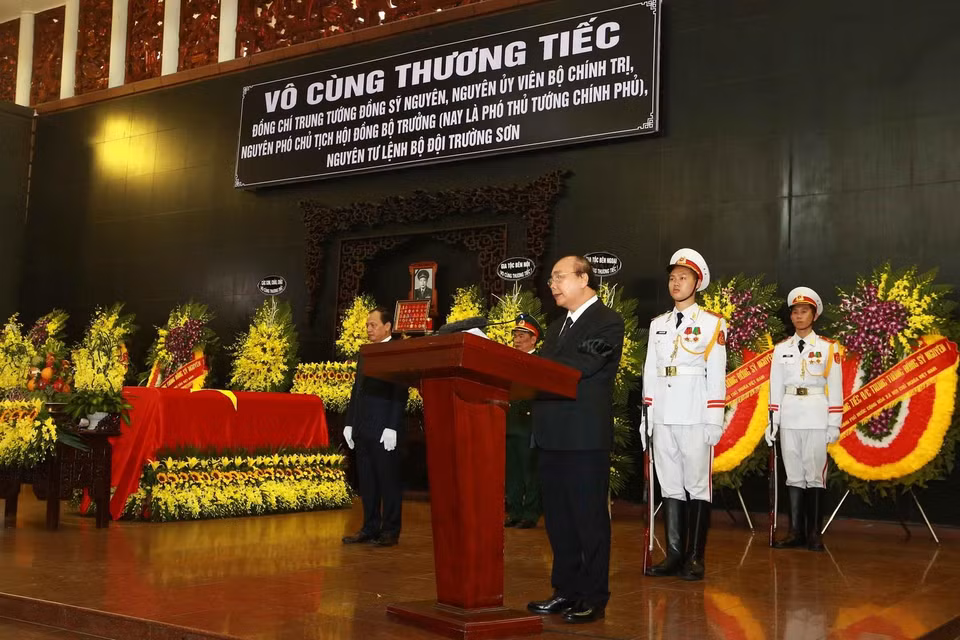 Thủ tướng Nguyễn Xuân Phúc, Trưởng ban Lễ tang, đọc điếu văn tiễn đưa đồng chí Trung tướng Đồng Sỹ Nguyên. (Ảnh: Doãn Tấn/TTXVN) 