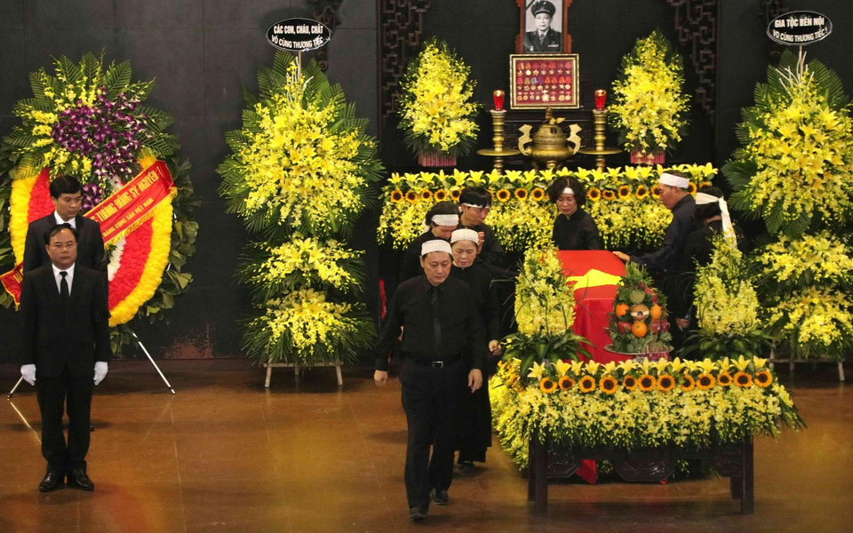 Gia quyến đi vòng qua linh cữu đồng chí Đồng Sỹ Nguyên lần cuối. (Ảnh: Văn Điệp/TTXVN)