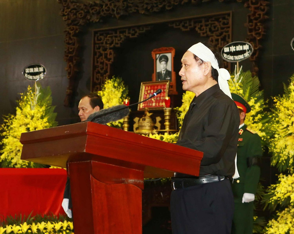 Đại diện gia đình đồng chí Trung tướng Đồng Sỹ Nguyên nói lời cảm ơn. (Ảnh: Doãn Tấn/TTXVN)