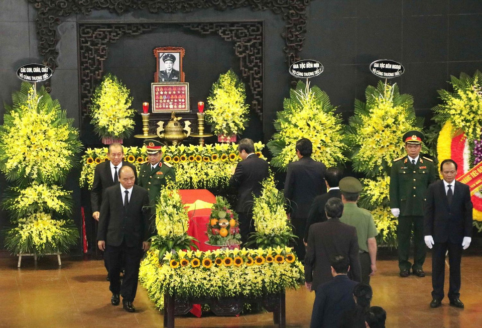 Thủ tướng Nguyễn Xuân Phúc và các đồng chí lãnh đạo, nguyên lãnh đạo Đảng, Nhà nước đi vòng quanh linh cữu đồng chí Đồng Sỹ Nguyên lần cuối. (Ảnh: Văn Điệp/TTXVN)