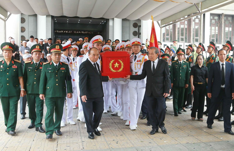 Thủ tướng Nguyễn Xuân Phúc, Trưởng ban Lễ tang và Phó Thủ tướng Thường trực Trương Hòa Bình đưa linh cữu đồng chí Trung tướng Đồng Sỹ Nguyên về nơi an nghỉ cuối cùng. (Ảnh: Doãn Tấn/TTXVN)