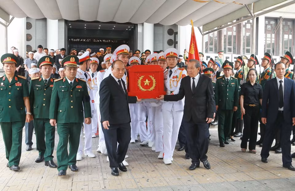 Thủ tướng Nguyễn Xuân Phúc, Trưởng ban Lễ tang và Phó Thủ tướng Thường trực Trương Hòa Bình đưa linh cữu đồng chí Trung tướng Đồng Sỹ Nguyên về nơi an nghỉ cuối cùng. (Ảnh: Doãn Tấn/TTXVN)