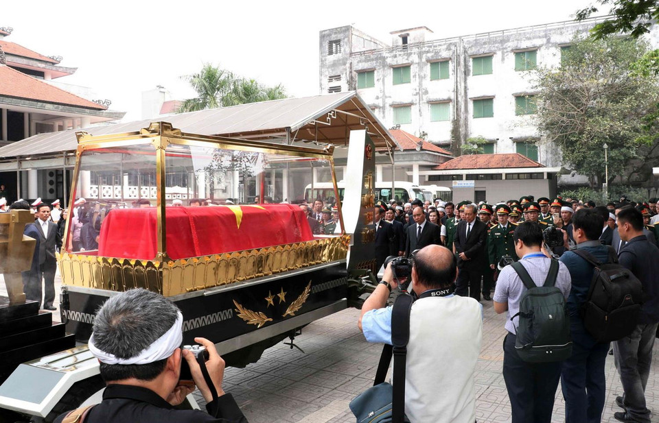 Linh xa đưa linh cữu đồng chí Trung tướng Đồng Sỹ Nguyên về nới an nghỉ cuối cùng. (Ảnh: Doãn Tấn/TTXVN)