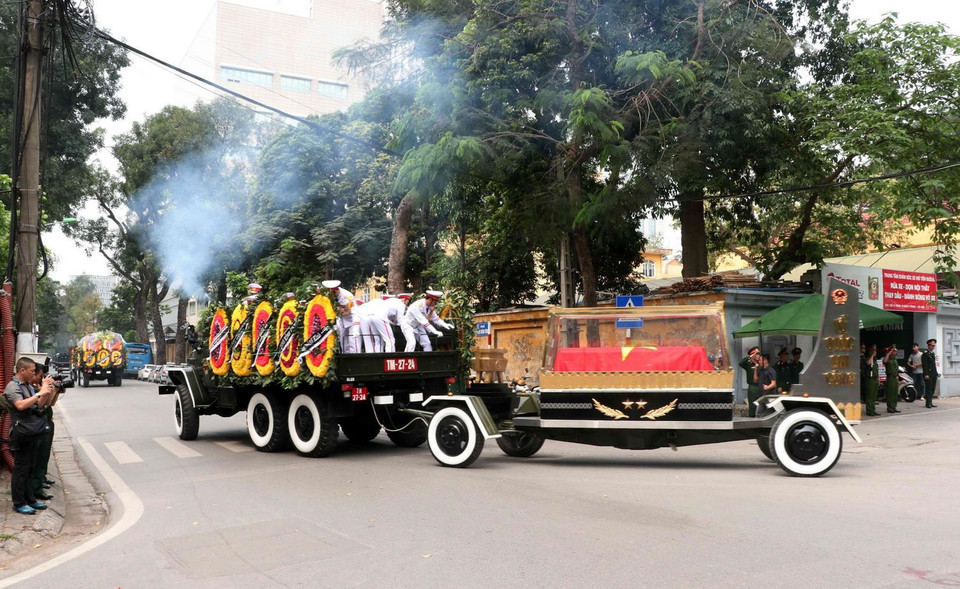 Đoàn xe đưa linh cữu đồng chí Trung tướng Đồng Sỹ Nguyên về nới an nghỉ cuối cùng . (Ảnh: Doãn Tấn/TTXVN)