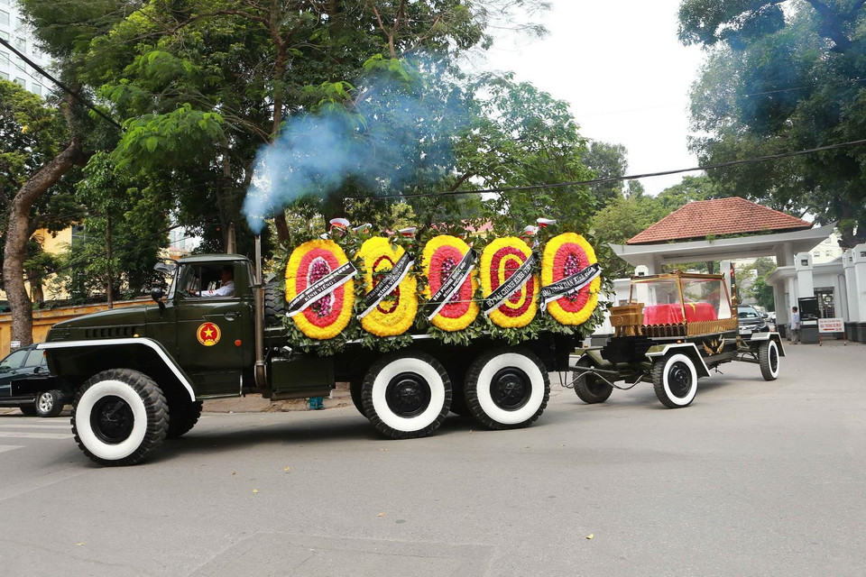 Đoàn xe đưa linh cữu đồng chí Trung tướng Đồng Sỹ Nguyên về nơi an nghỉ cuối cùng . (Ảnh: Doãn Tấn/TTXVN)