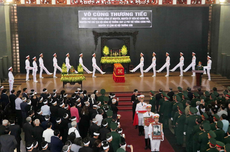 Đội tiêu binh thực hiện nghi lễ chuyển di ảnh đồng chí Đồng Sỹ Nguyên ra linh xa. (Ảnh: Văn Điệp/TTXVN)