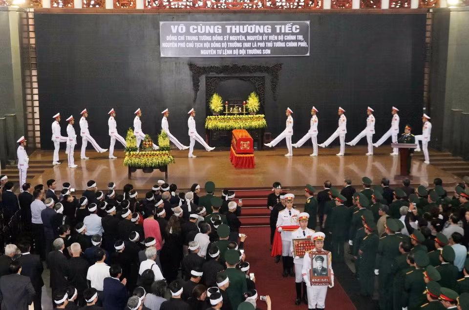 Đội tiêu binh thực hiện nghi lễ chuyển di ảnh đồng chí Đồng Sỹ Nguyên ra linh xa. (Ảnh: Văn Điệp/TTXVN)