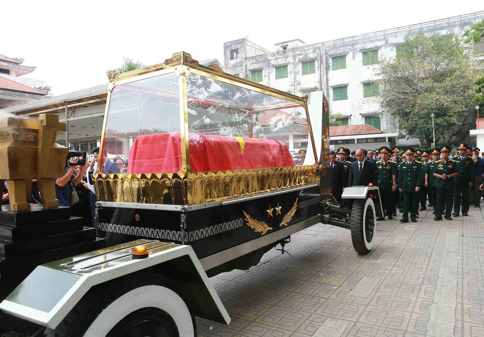 Lễ truy điệu và đưa tang đồng chí Trung tướng Đồng Sỹ Nguyên về nơi an nghỉ cuối cùng. (Ảnh: Doãn Tấn/TTXVN)