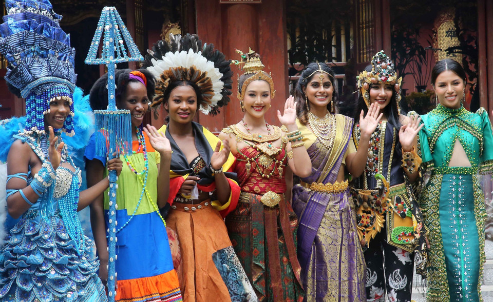 Các thí sinh của Cuộc thi Hoa hậu Du lịch Thế giới 2022 luôn vui tươi, thân thiện, chào hỏi các khách du lịch khi về thăm Đền Hùng. (Ảnh: Trung Kiên/TTXVN)