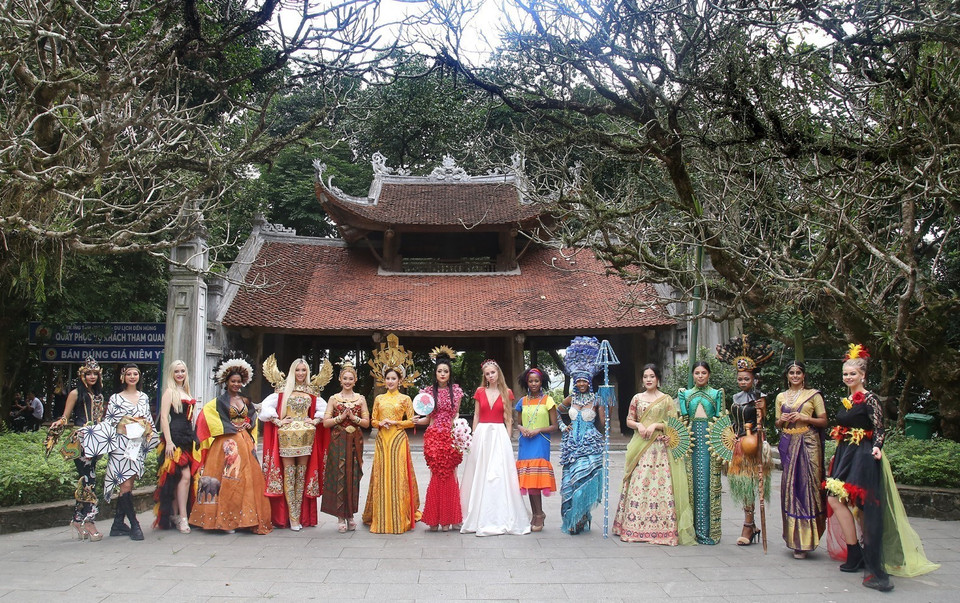Các thí sinh của Cuộc thi Hoa hậu Du lịch Thế giới 2022 chụp ảnh lưu niệm tại Đền Hạ. (Ảnh: Trung Kiên/TTXVN)