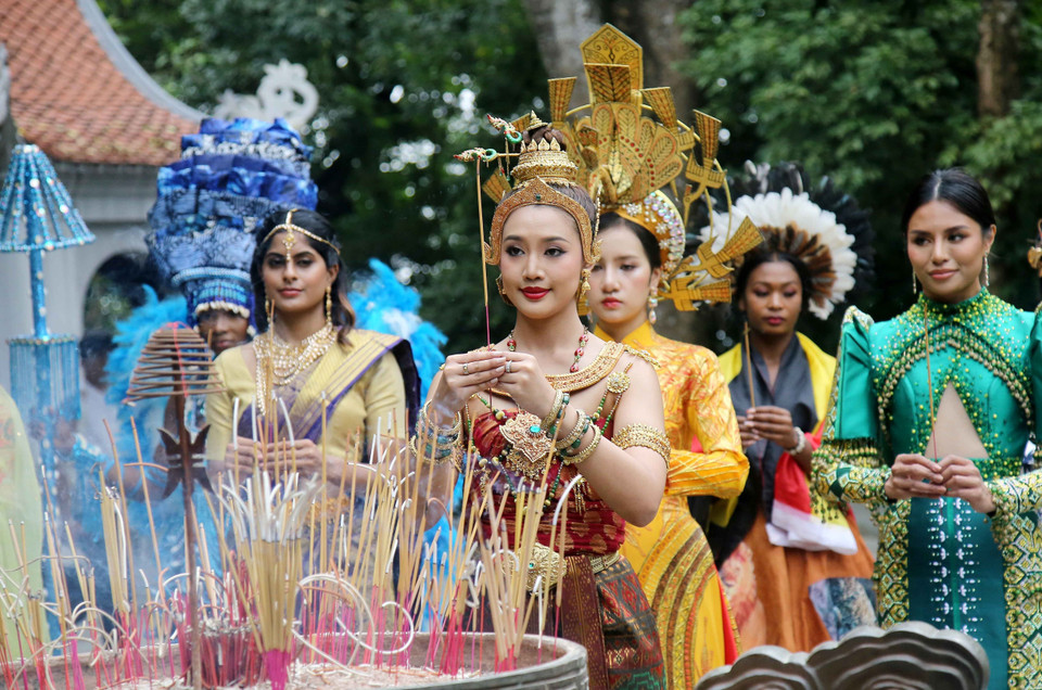 Thí sinh đến từ Thái Lan tham gia Cuộc thi Hoa hậu Du lịch Thế giới 2022 dâng hương tại Đền Hạ. (Ảnh: Trung Kiên/TTXVN)