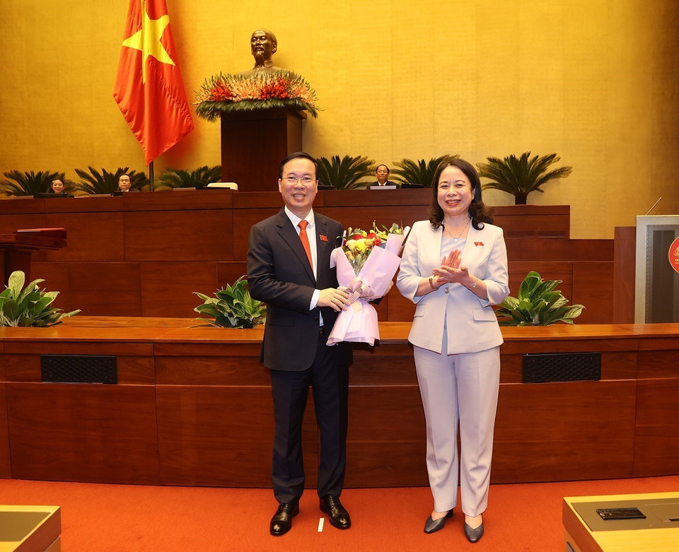 Phó Chủ tịch nước Võ Thị Ánh Xuân chúc mừng Chủ tịch nước Võ Văn Thưởng. (Ảnh: Trí Dũng/TTXVN)