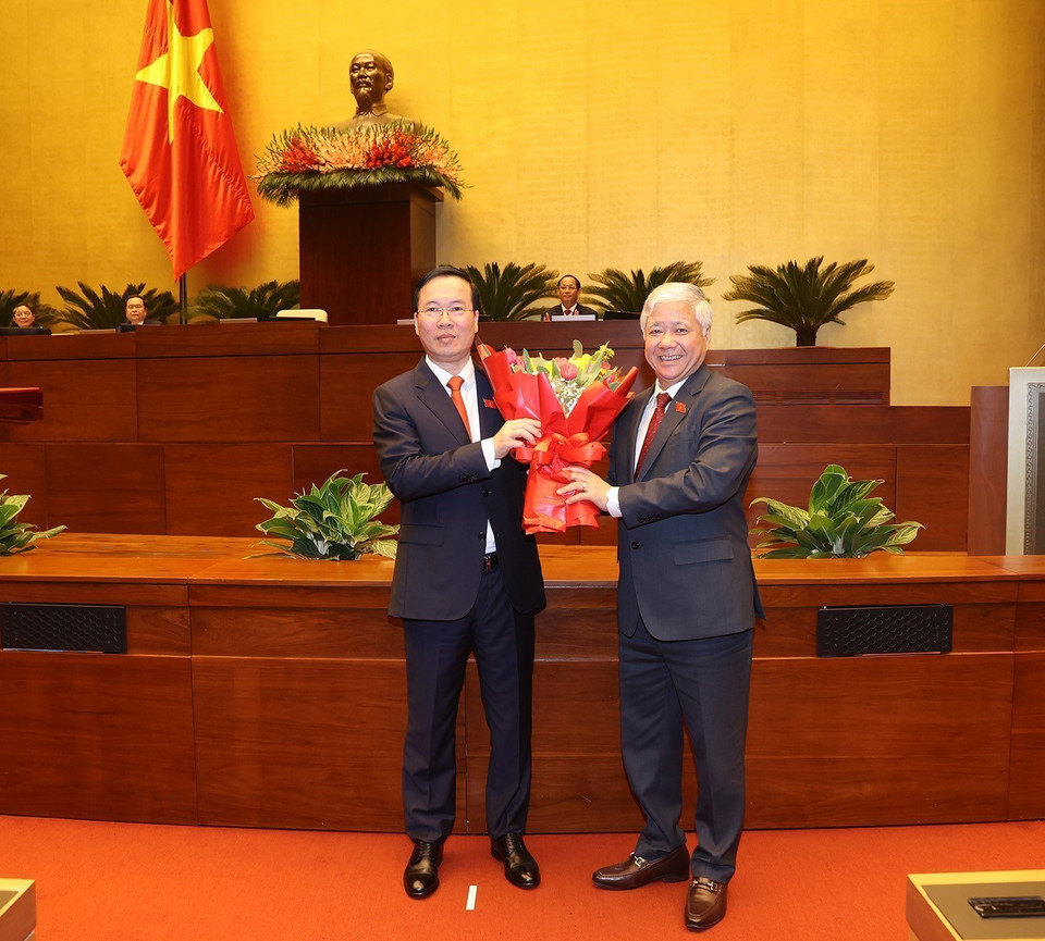 Chủ tịch Ủy ban Trung ương Mặt trận Tổ quốc Việt Nam Đỗ Văn Chiến chúc mừng Chủ tịch nước Võ Văn Thưởng. (Ảnh: Trí Dũng/TTXVN)