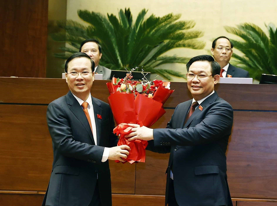 Chủ tịch Quốc Hội Vương Đình Huệ chúc mừng Chủ tịch nước Võ Văn Thưởng. (Ảnh: TTXVN)