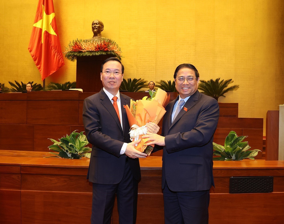 Thủ tướng Phạm Minh Chính chúc mừng Chủ tịch nước Võ Văn Thưởng. (Ảnh: Trí Dũng/TTXVN)