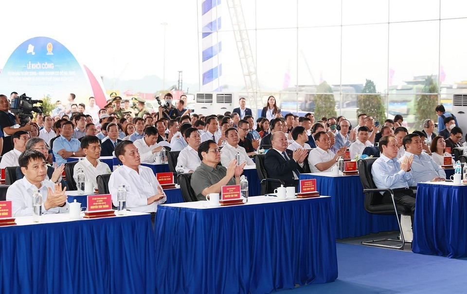 Thủ tướng Phạm Minh Chính và các đại biểu dự Lễ khởi công dự án. (Ảnh: Dương Giang/TTXVN)