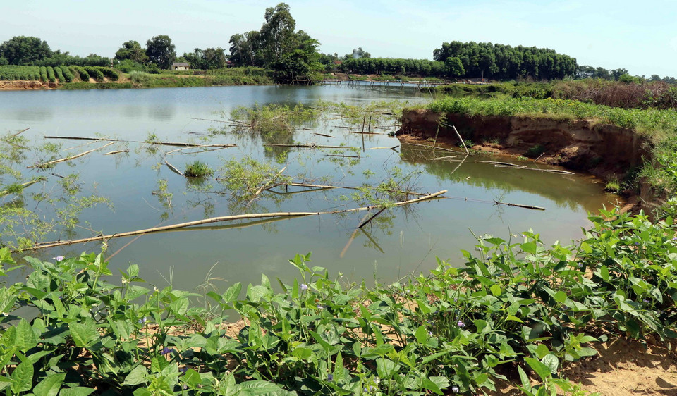Tình trạng sạt lở trên sông Bồ đoạn qua khu vực Cồn Nổi do nạn “cát tặc” làm mất hàng chục ha đất sản xuất của người dân. (Ảnh: Đỗ Trưởng/TTXVN)