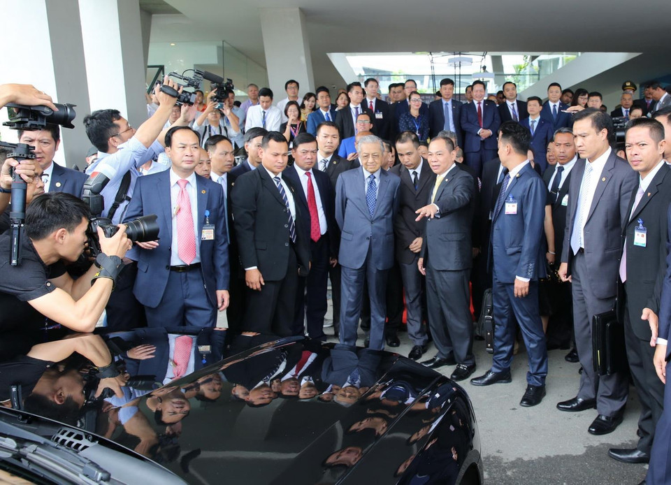 Thủ tướng Malaysia Mahathir Mohamad tham quan các mẫu xe ôtô của Vinfast. (Ảnh: Dương Giang/TTXVN)