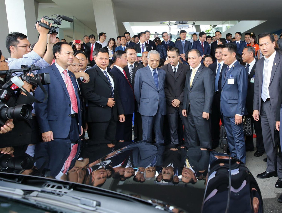 Thủ tướng Malaysia Mahathir Mohamad tham quan các mẫu xe ôtô của Vinfast. (Ảnh: Dương Giang/TTXVN)