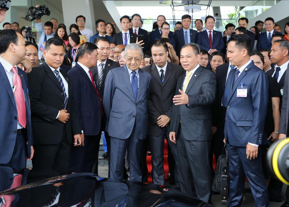 Thủ tướng Malaysia Mahathir Mohamad tham quan các mẫu xe ôtô của Vinfast. (Ảnh: Dương Giang/TTXVN)