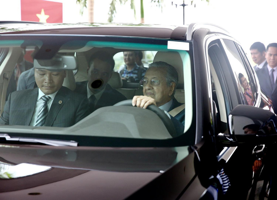 Thủ tướng Malaysia Mahathir Mohamad lái thử mẫu xe Vinfast. Ảnh: Dương Giang/TTXVN)