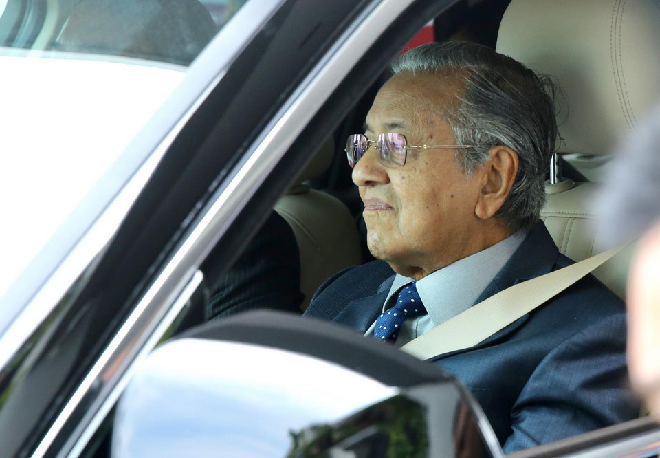 Thủ tướng Malaysia Mahathir Mohamad lái thử mẫu xe Vinfast. Ảnh: Dương Giang/TTXVN)