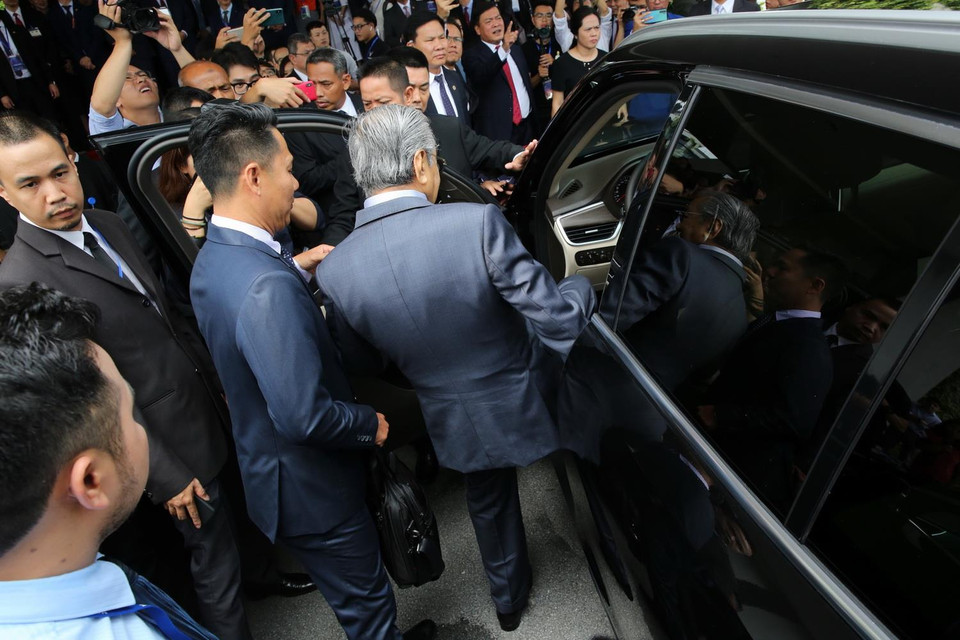 Thủ tướng Malaysia Mahathir Mohamad lái thử mẫu xe Vinfast. Ảnh: Dương Giang/TTXVN)