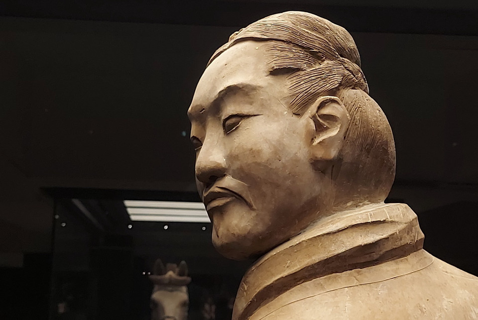 Các tượng đất nung rất sống động, giống y như người thật và được tạo hình rất chi tiết, từ móng tay cho đến kiểu tóc. (Ảnh: Thành Dương/TTXVN)