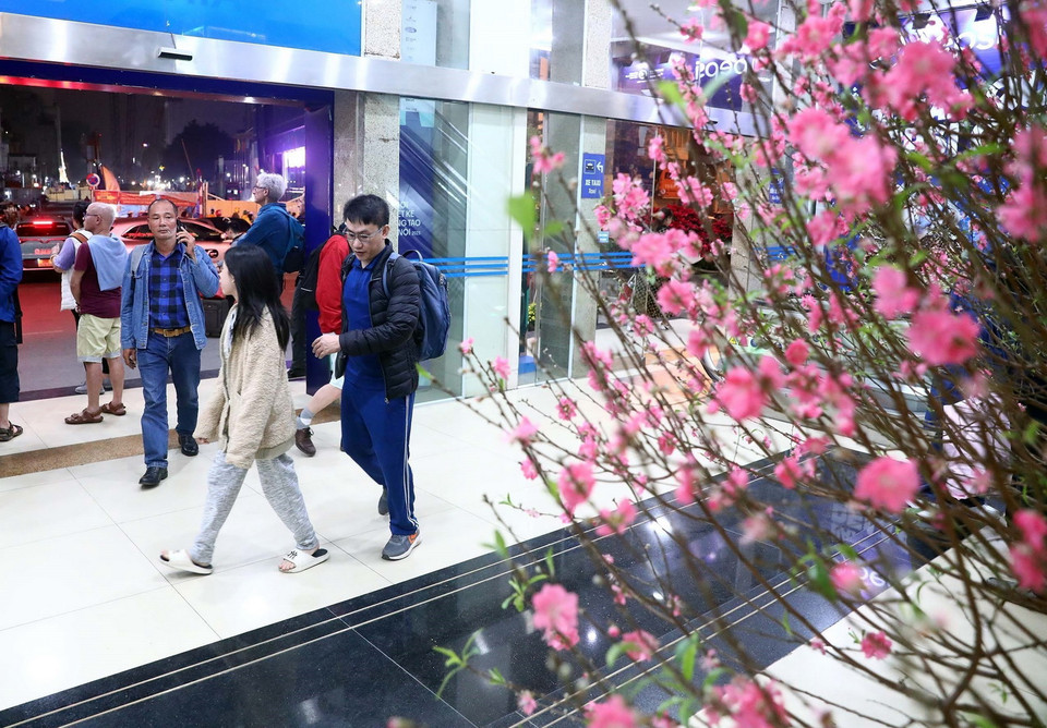 Hành khách tới ga Hà Nội để về quê ăn Tết. (Ảnh: Huy Hùng/TTXVN)