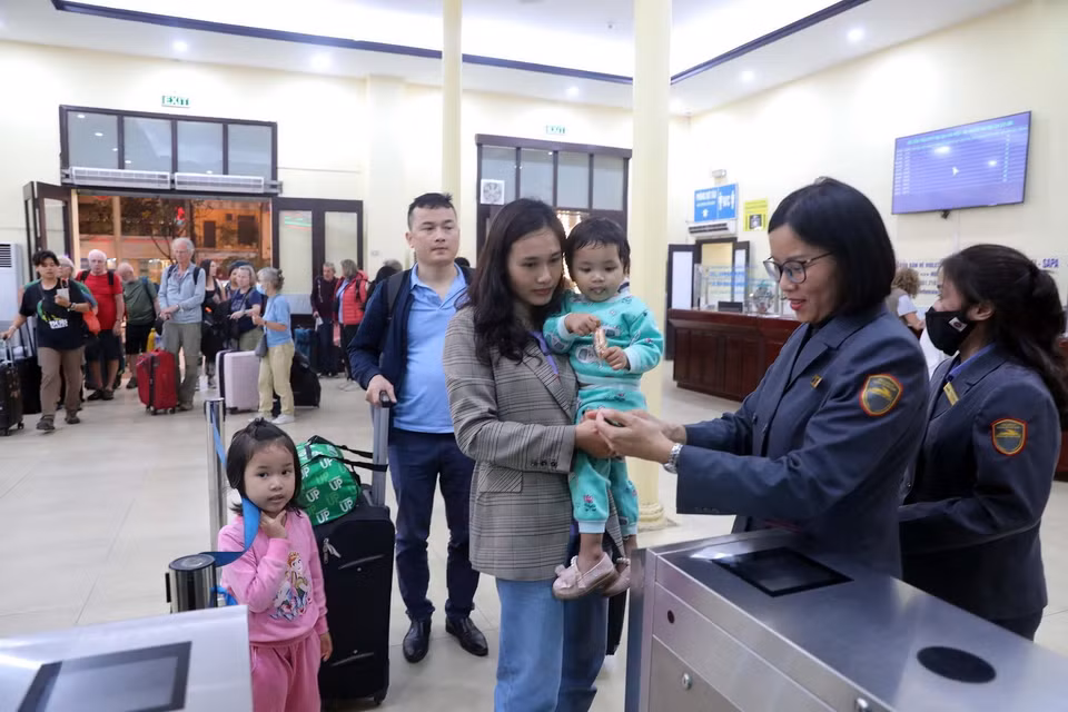 Kiểm tra vé trước khi lên tàu. (Ảnh: Huy Hùng/TTXVN)