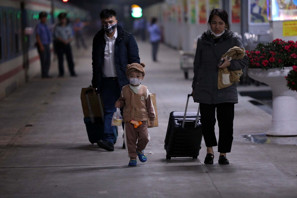 Một gia đình về quê đón Tết. (Ảnh: Huy Hùng/TTXVN)