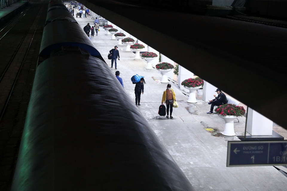 Các chuyến tàu tập trung từ sáng sớm đến trưa và từ 19h đến trước 24h; một số mã tàu chính như: Thống Nhất SE, TN, tàu Nghệ An NA1/2...đã gần hết vé. (Ảnh: Huy Hùng/TTXVN)