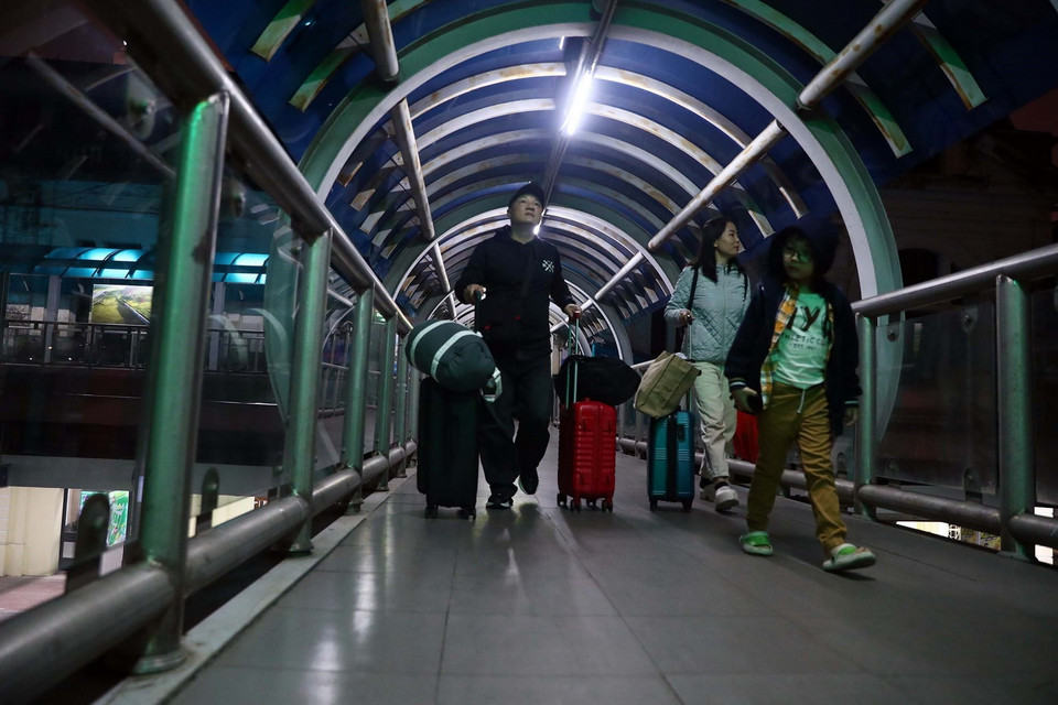 Hành khách tới ga Hà Nội lên tàu về quê ăn Tết. (Ảnh: Huy Hùng/TTXVN)