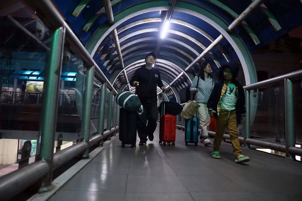 Hành khách tới ga Hà Nội lên tàu về quê ăn Tết. (Ảnh: Huy Hùng/TTXVN)
